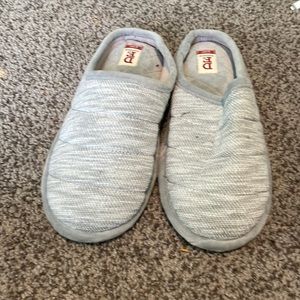 Woman’s Grey Dearfoams Slippers